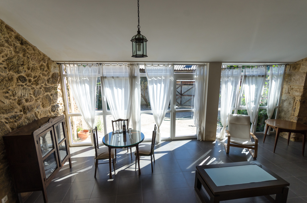 Vista nocturna de Casa Vaz iluminada