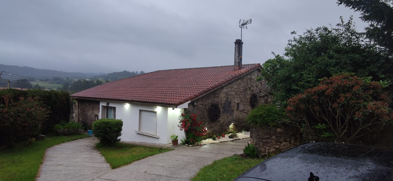 Habitación matrimonial con decoración rústica