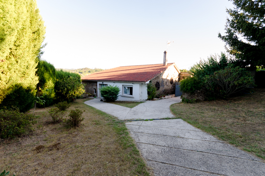 Jardín amplio y verde alrededor de Casa Vaz