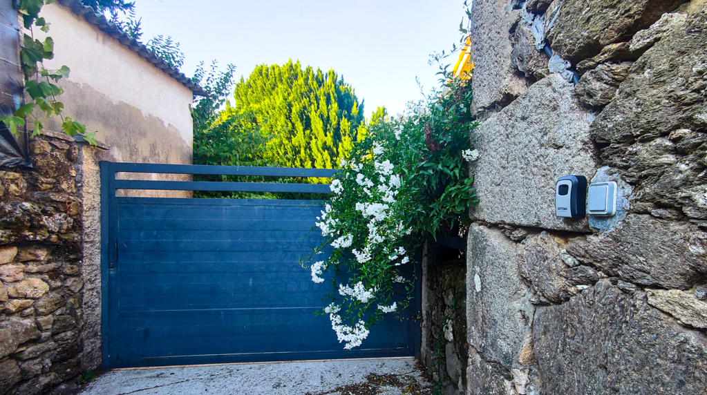 Zona de comedor con mesa para grupos grandes